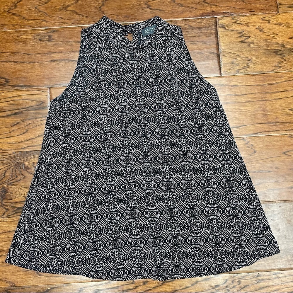 Astr the label keyhole sleeveless blouse